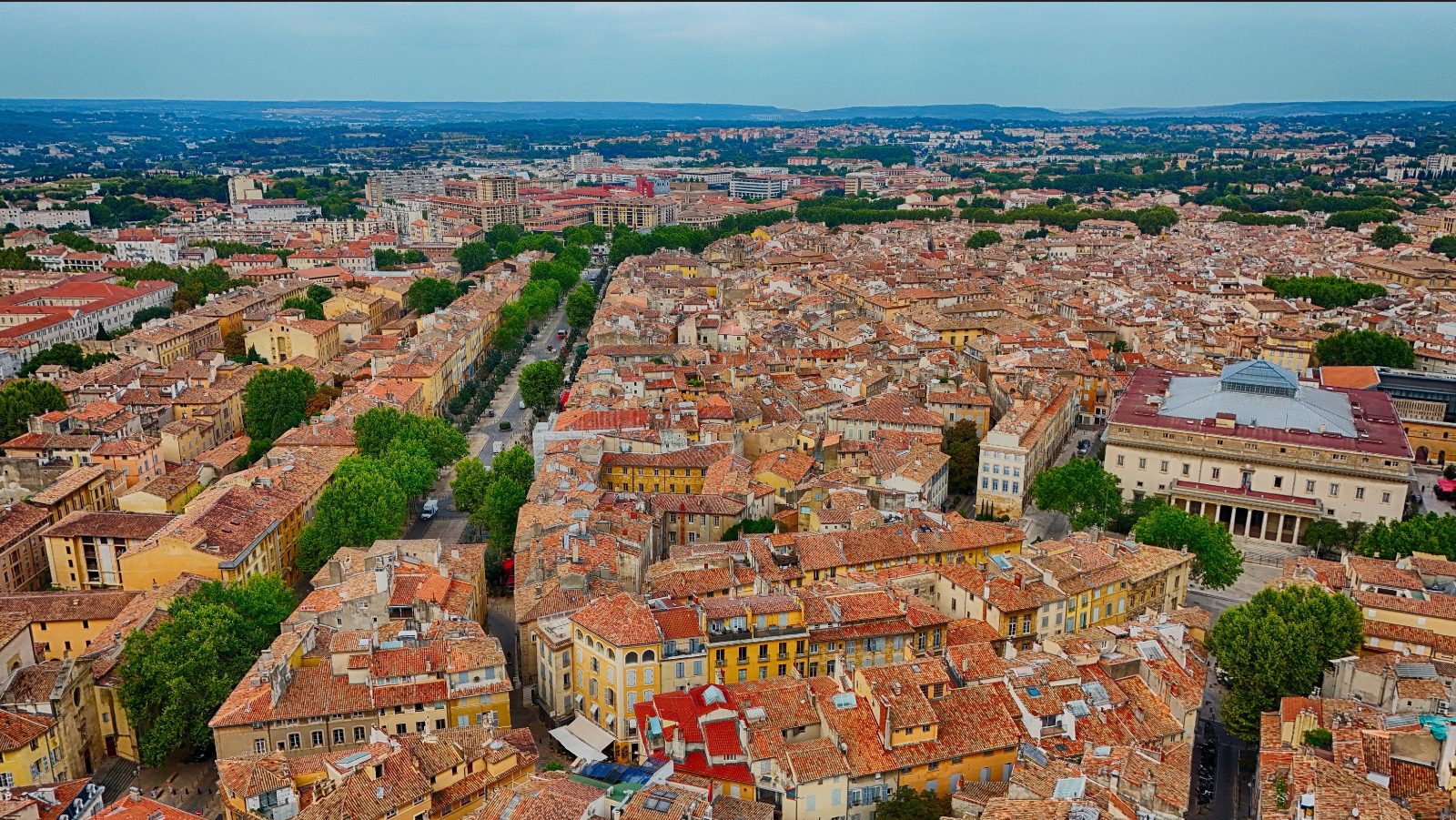 Les toits d'Aix-en-Provence et la Sainte-Victoire
